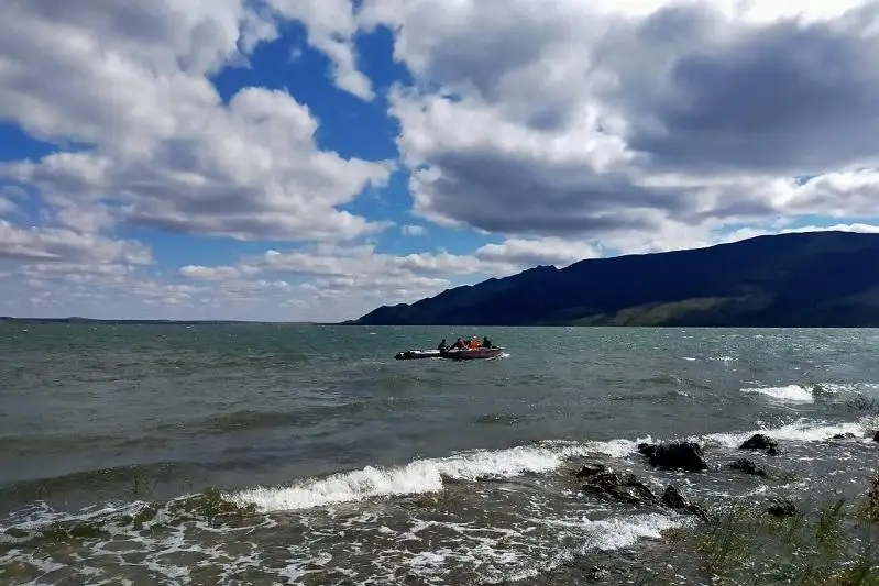 Двоих детей унесло на середину озера на надувном бассейне в Бурабае