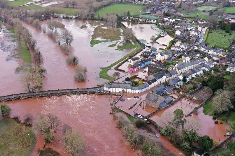 Разрушительные наводнения в Великобритании: шесть человек пострадали