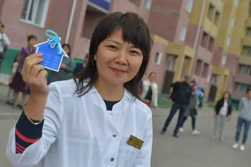 Медицинские работники и многодетные семьи отметили новоселье в Экибастузе