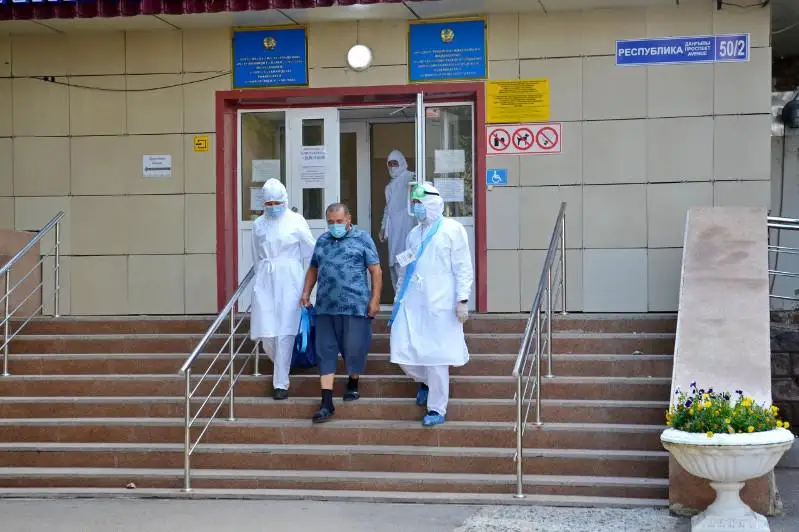 Более 300 пациентов выписаны из стационаров в столице за сутки