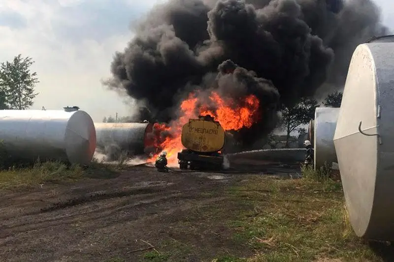 Автоцистерна с горючим загорелась в Северном Казахстане