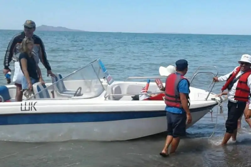Катер с отдыхающими сломался в 15 км от берега на Алаколе