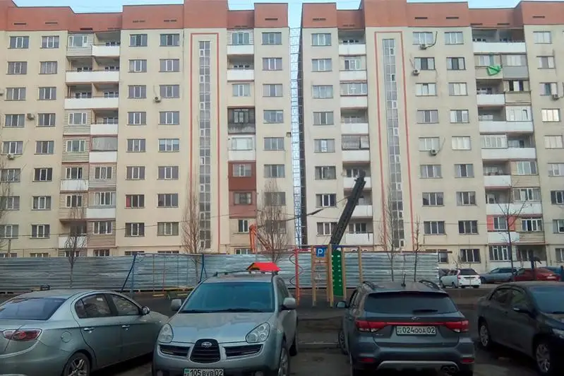 Накренившуюся многоэтажку выровняли в Алматы