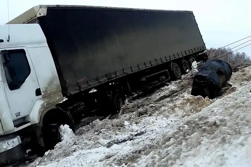 Полицейские и дорожные службы помогли водителю, съехавшему в кювет в Акмолинской области