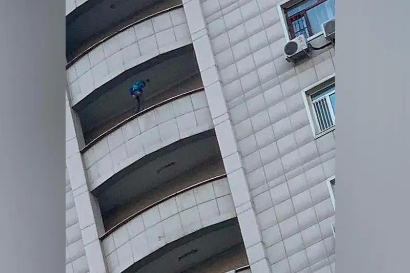 Экстремал на краю балкона многоэтажки напугал алматинцев