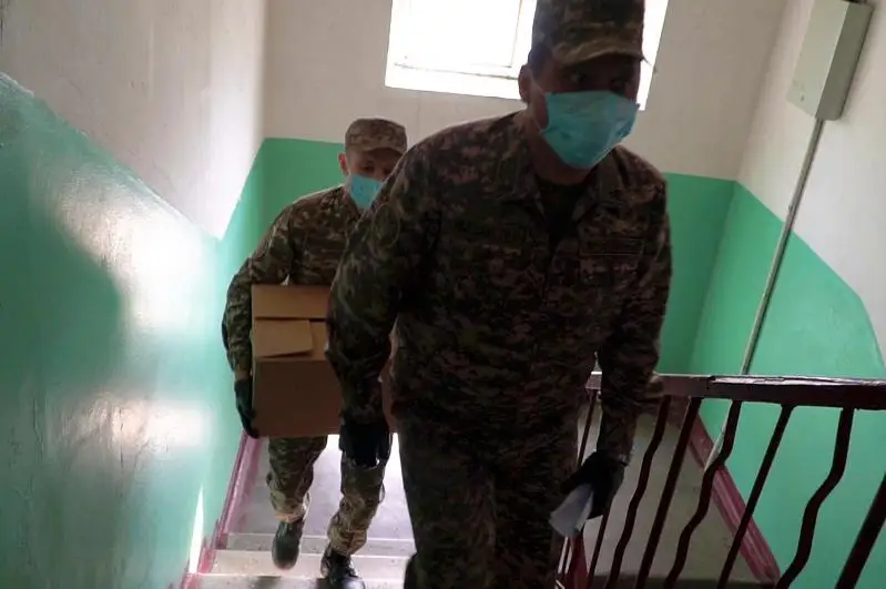 #Bizbirgemiz: военнослужащие оказали помощь ветеранам и нуждающимся семьям в Алматы
