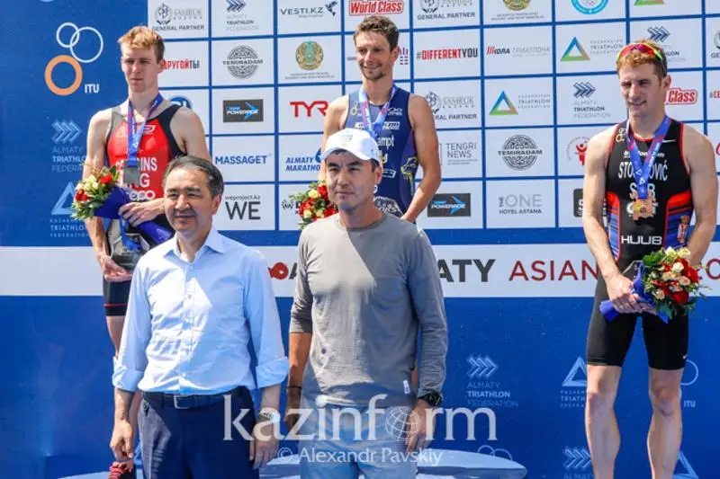 Аким Алматы поздравил победителей Кубка Азии по триатлону