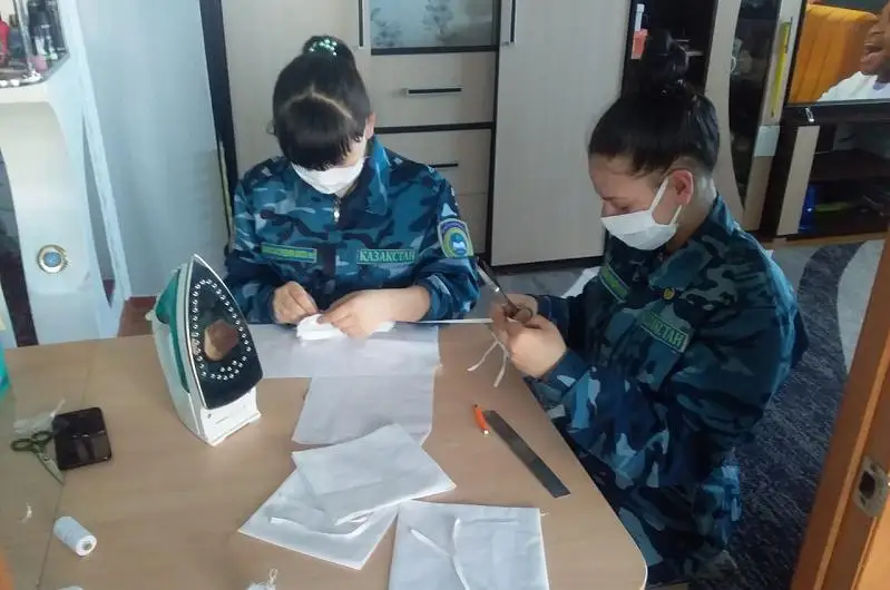 Юные помощники полиции сшили маски для жителей поселка в Костанайской области