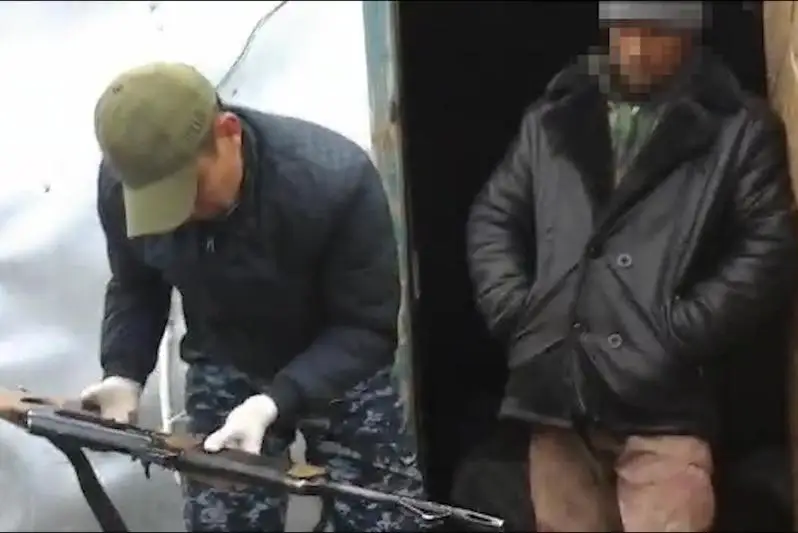 Арсенал оружия, наркотики и тушу джейрана обнаружили у пастуха жамбылские полицейские