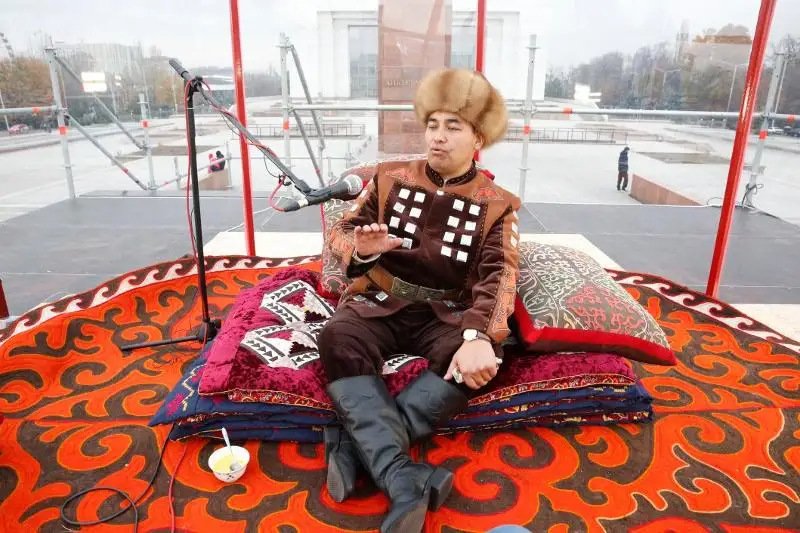 Рекорд по чтению эпоса «Манас» установили в Бишкеке