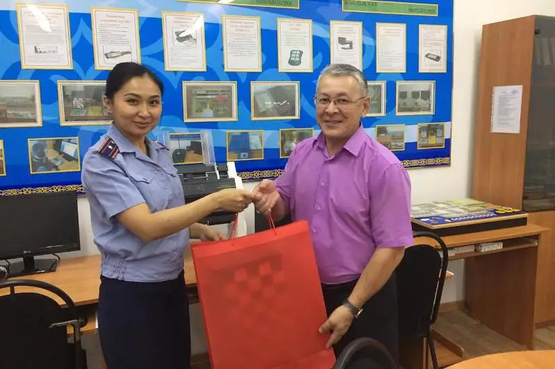 Павлодарским незрячим школьникам осуждённые подарили грифели для чтения и игрушки