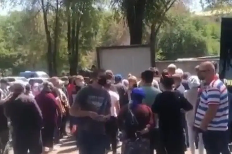 Причину скопления людей возле морга объяснили в управлении общественного здоровья Алматы