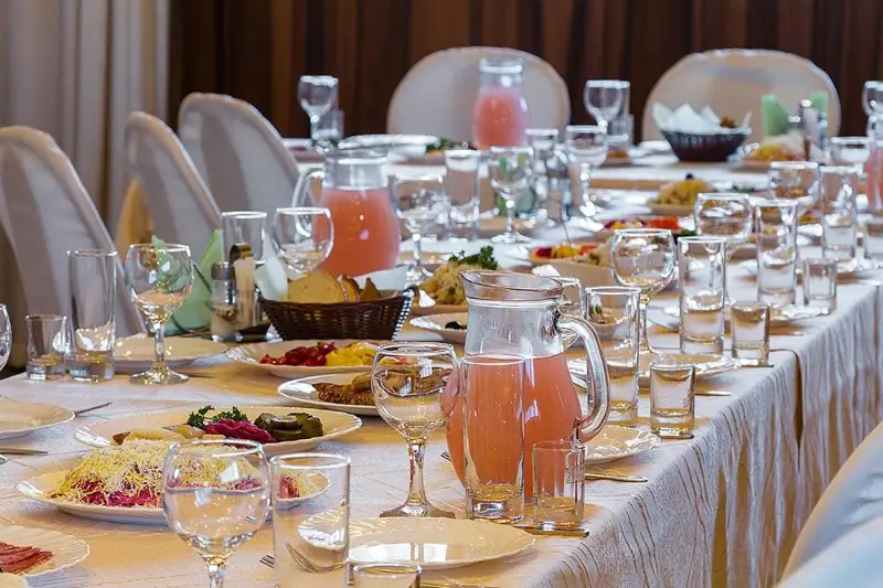 В Аксу во время карантина в кафе проводили поминальный обед