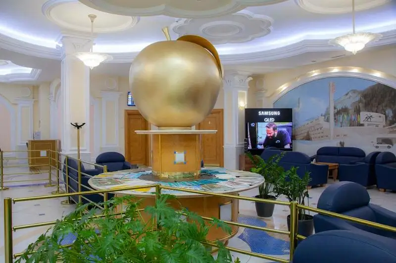 Скульптура яблока появилась в аэропорту Алматы