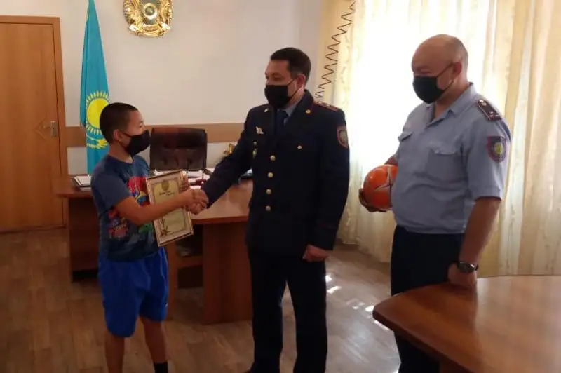 Полицейские наградили ребёнка за помощь в Павлодарской области