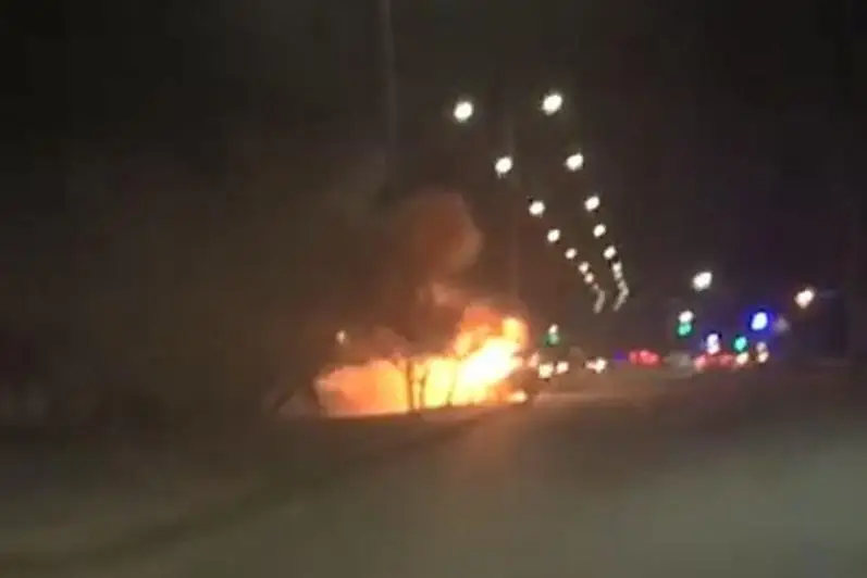 Автобус загорелся после столкновения с легковой машиной в Атырау