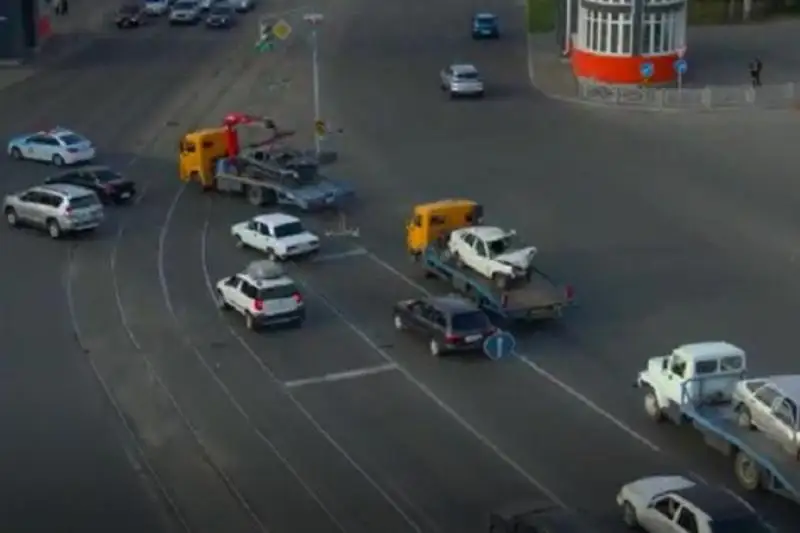 Кортеж из разбитых автомобилей проехал по улицам Усть-Каменогорска