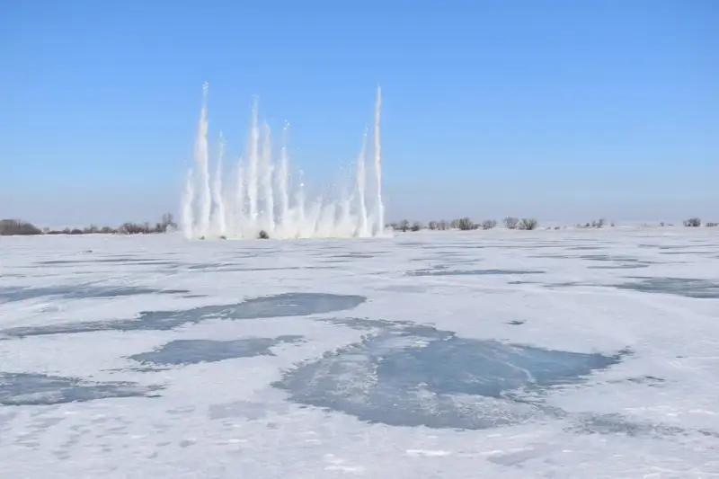 Работы по дроблению льда ведутся на водоемах Карагандинской области