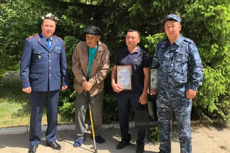 Двое жителей ВКО спасли во время пожара пожилого мужчину