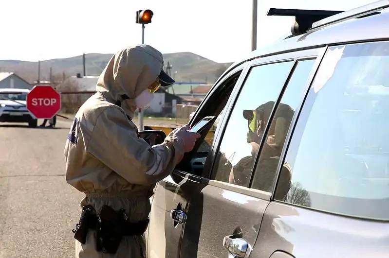 Полицейские на блокпостах ВКО оснащены защитными костюмами