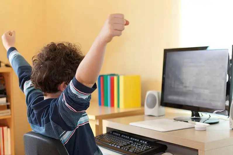 Более 17 тыс. школьников обеспечили компьютерами в ВКО