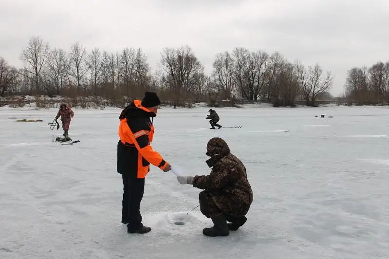 Павлодарских  рыбаков стали предупреждать об опасности лова на льду