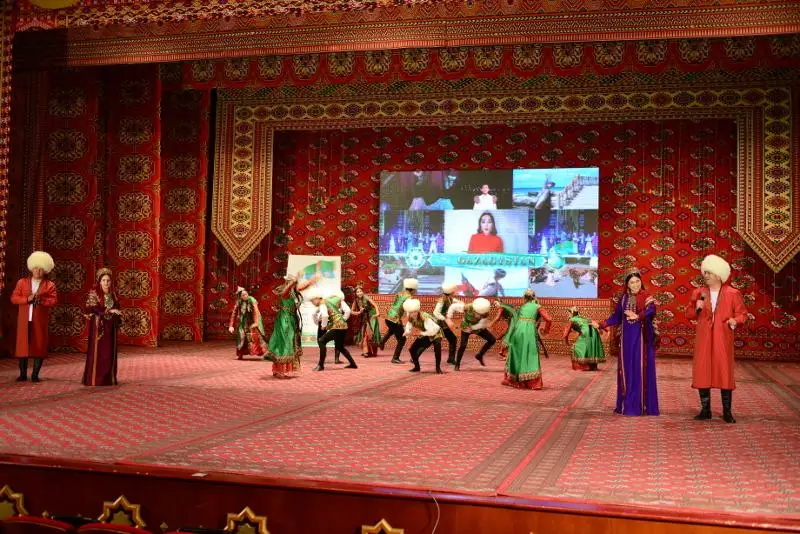 Артисты Казахстана поздравили Туркменистан по случаю 25-летия постоянного нейтралитета