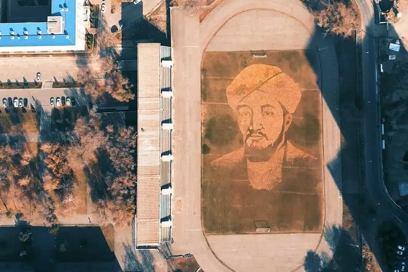 Портрет Аль-Фараби из осенних листьев создали в Алматы