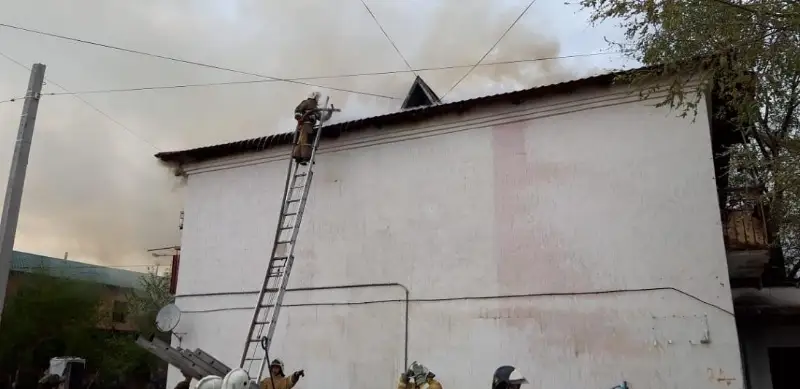 Пожар охватил четыре квартиры в малоэтажке Туркестана