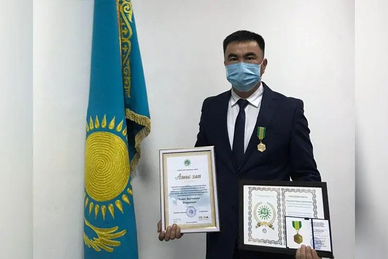 Сотрудника ЦОНа, бросившегося в колодец ради спасения двух мужчин, наградили в Алматы