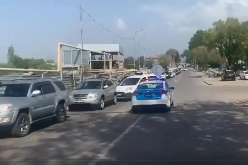 Алматинцы начали массово выезжать на дачи: огромную пробку сняли на видео