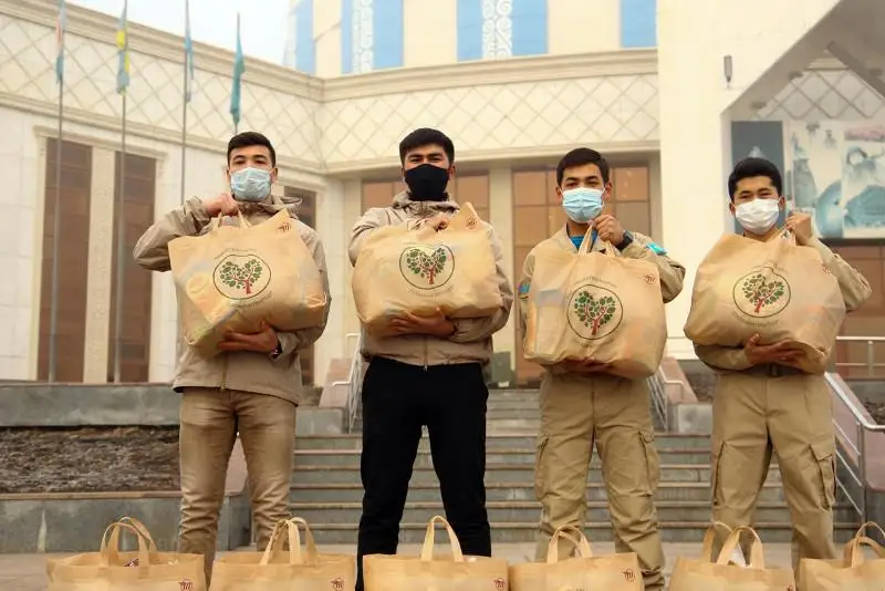 Ветеранам и нуждающимся семьям в столице раздали продуктовые корзины