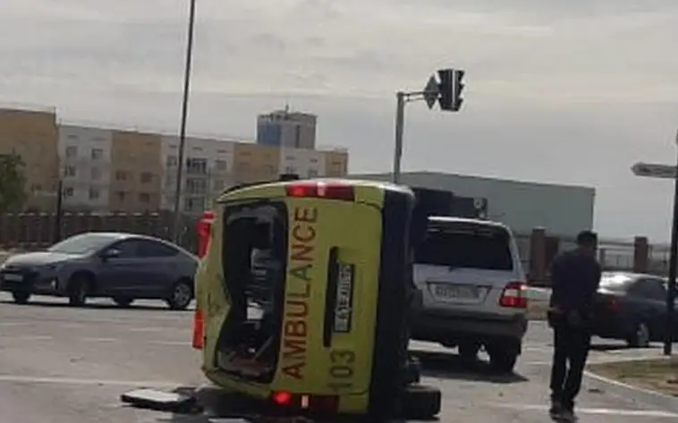 Машина скорой помощи опрокинулась в Актау, есть пострадавшие