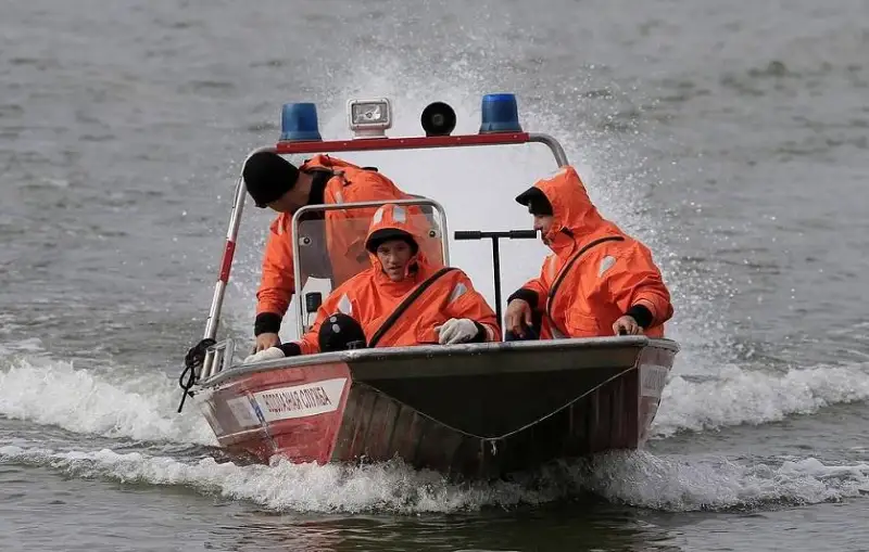 Четыре человека погибли при столкновении катера и баржи в России