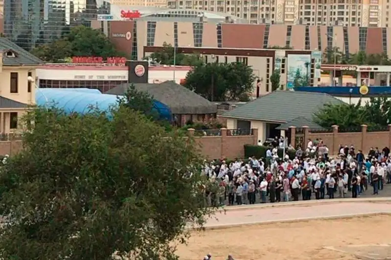 МВД проводит служебное расследование по факту массового скопления людей на похоронах в Актау