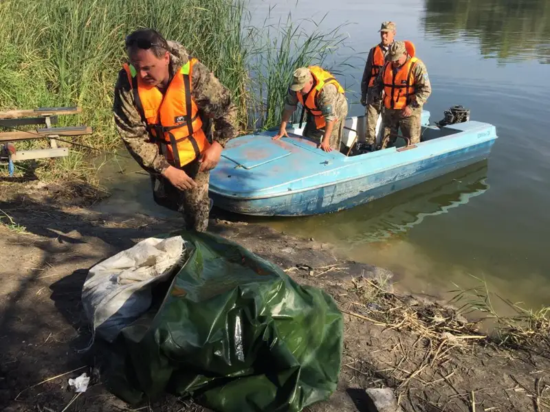 Казахстанцы собрали сотни километров сетей и тонны мусора в озерах страны