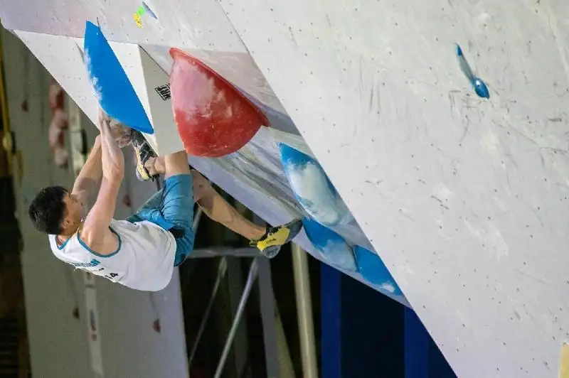 Казахстанец стал третьим на ЧМ по скалолазанию