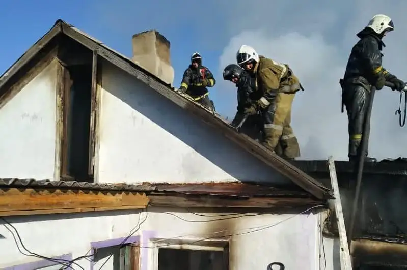 Шесть раз выезжали на тушение возгораний в одном доме пожарные Шахтинска