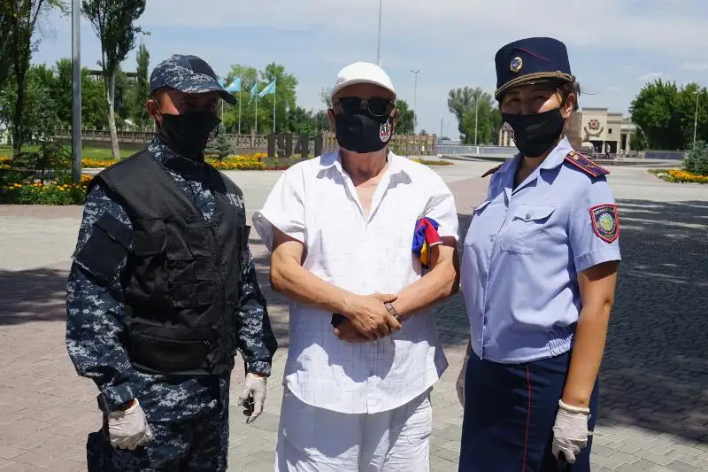 Акцию с раздачей масок «Нет - наркотикам!» провели жамбылские полицейские