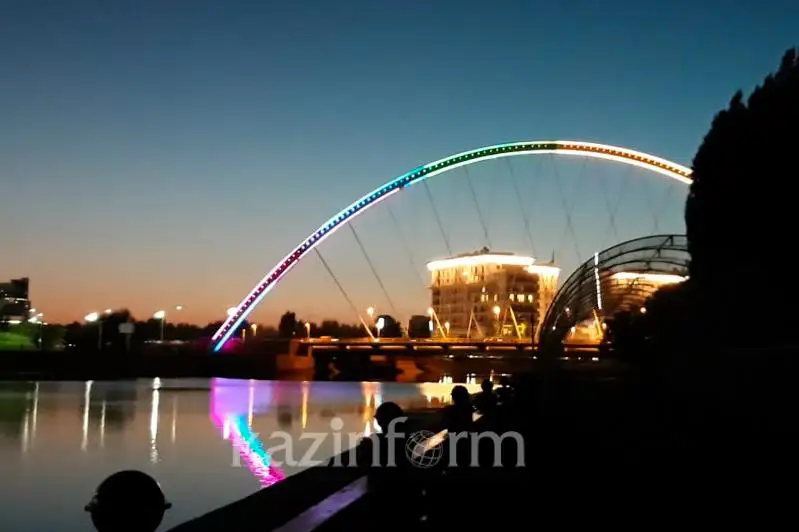 Ради фото двое мужчин залезли на арку моста в Нур-Султане