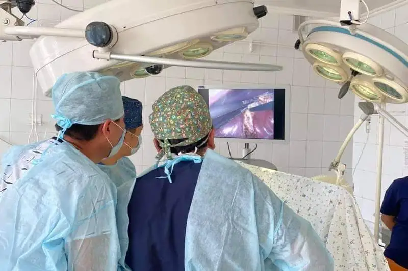 Сложную лапароскопическую операцию впервые провели в Ленгере