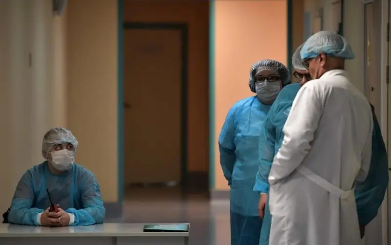 В Атырау поликлинику, где работала заболевшая коронавирусом медсестра, переведут на дистанционный режим