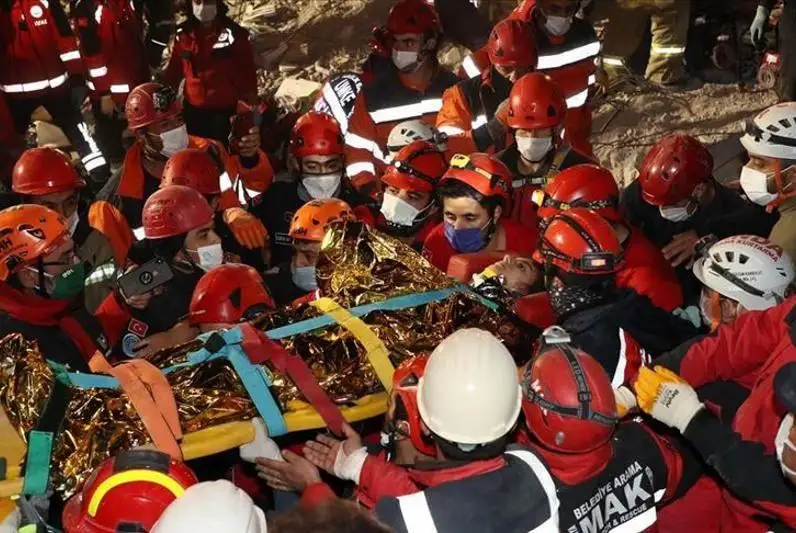 Число жертв землетрясения в Измире возросло до 79