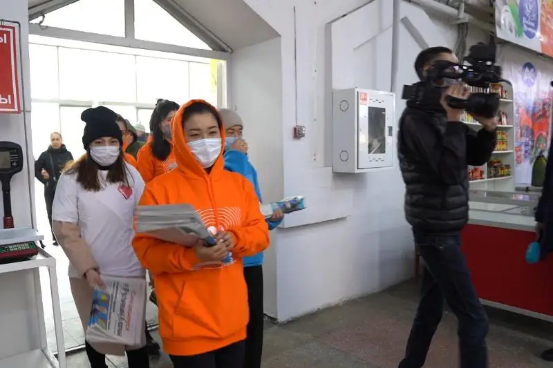 Волонтеры раздали рекомендации по профилактике коронавируса жителям Усть-Каменогорска