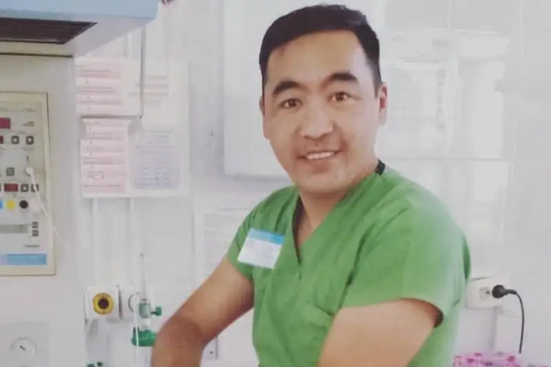 Молодой врач спас попавшего в ДТП мужчину в Балхаше