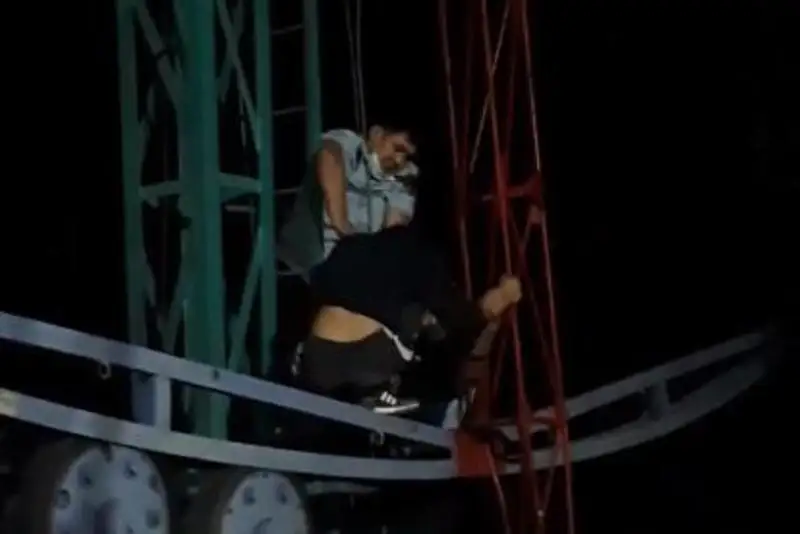 Сброситься с колеса обозрения пытался мужчина в Кызылорде