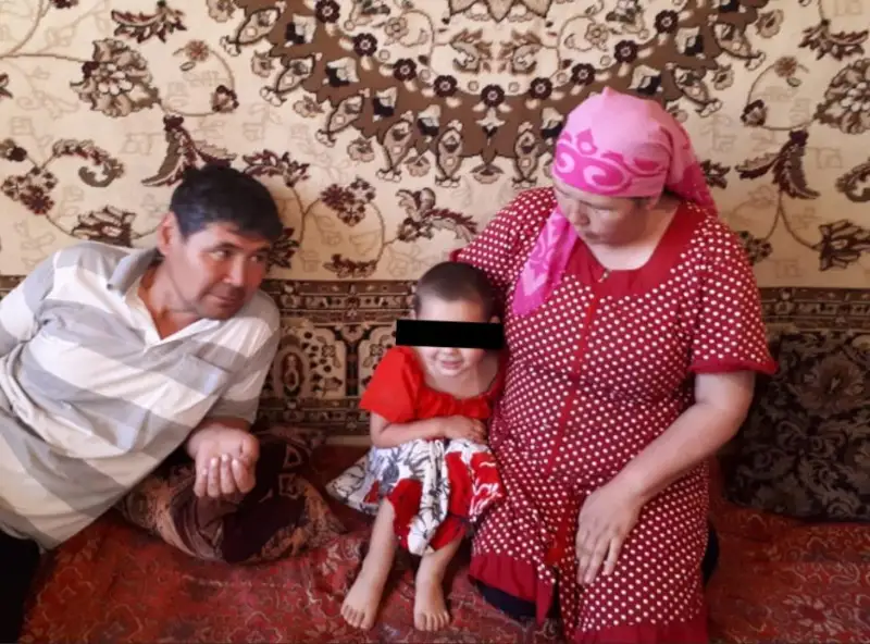 Найденную на посту в Туркестанской области 3-летнюю девочку вернули родителям