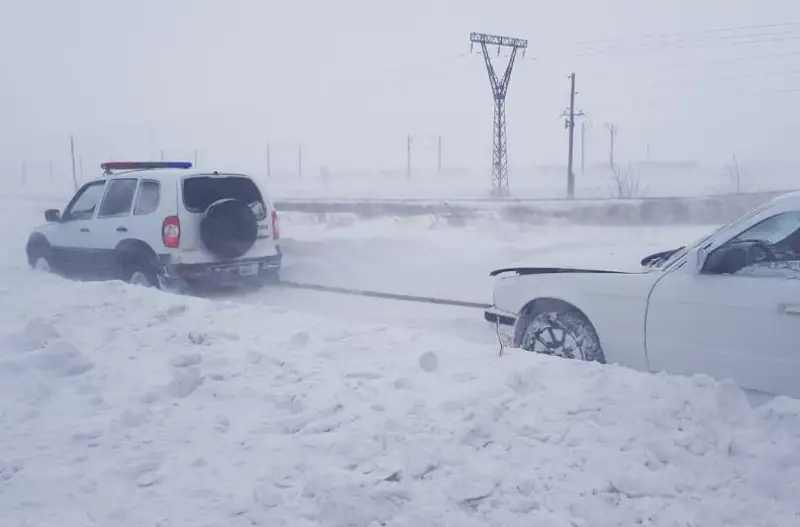 47 человек спасли сотрудники ДЧС с заснеженных трасс в Карагандинской области