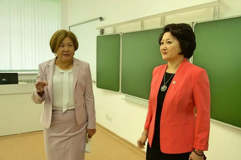 Министр культуры подарила лицеистам электронное фортепиано