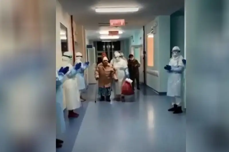 Вылечившуюся от коронавируса 93-летнюю пациентку проводили аплодисментами врачи Нур-Султана